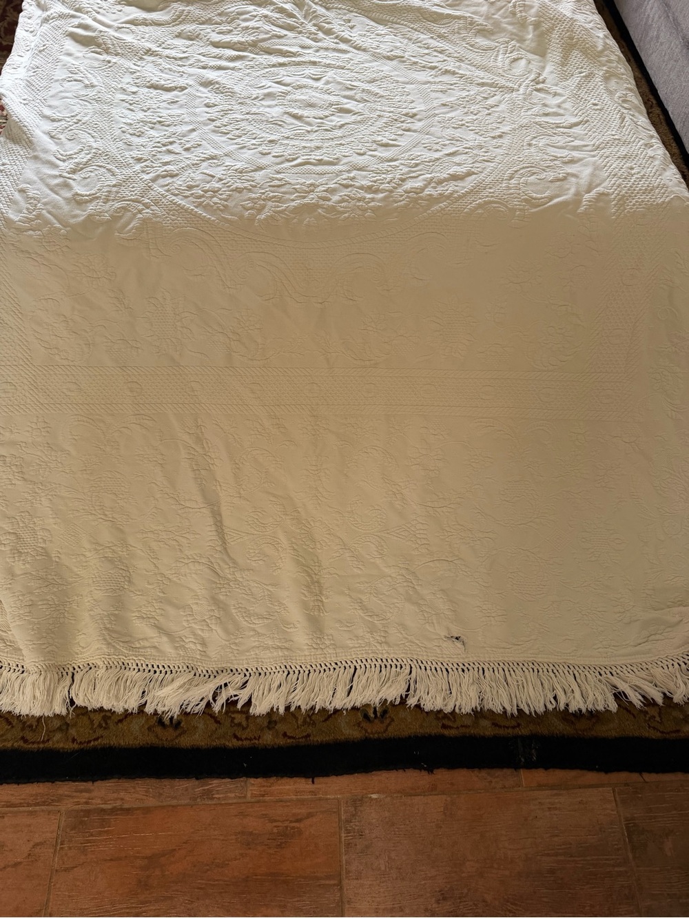 VTG Bates Queen Elizabeth Cream Matelasse Fringe Bedspread 90 x 104